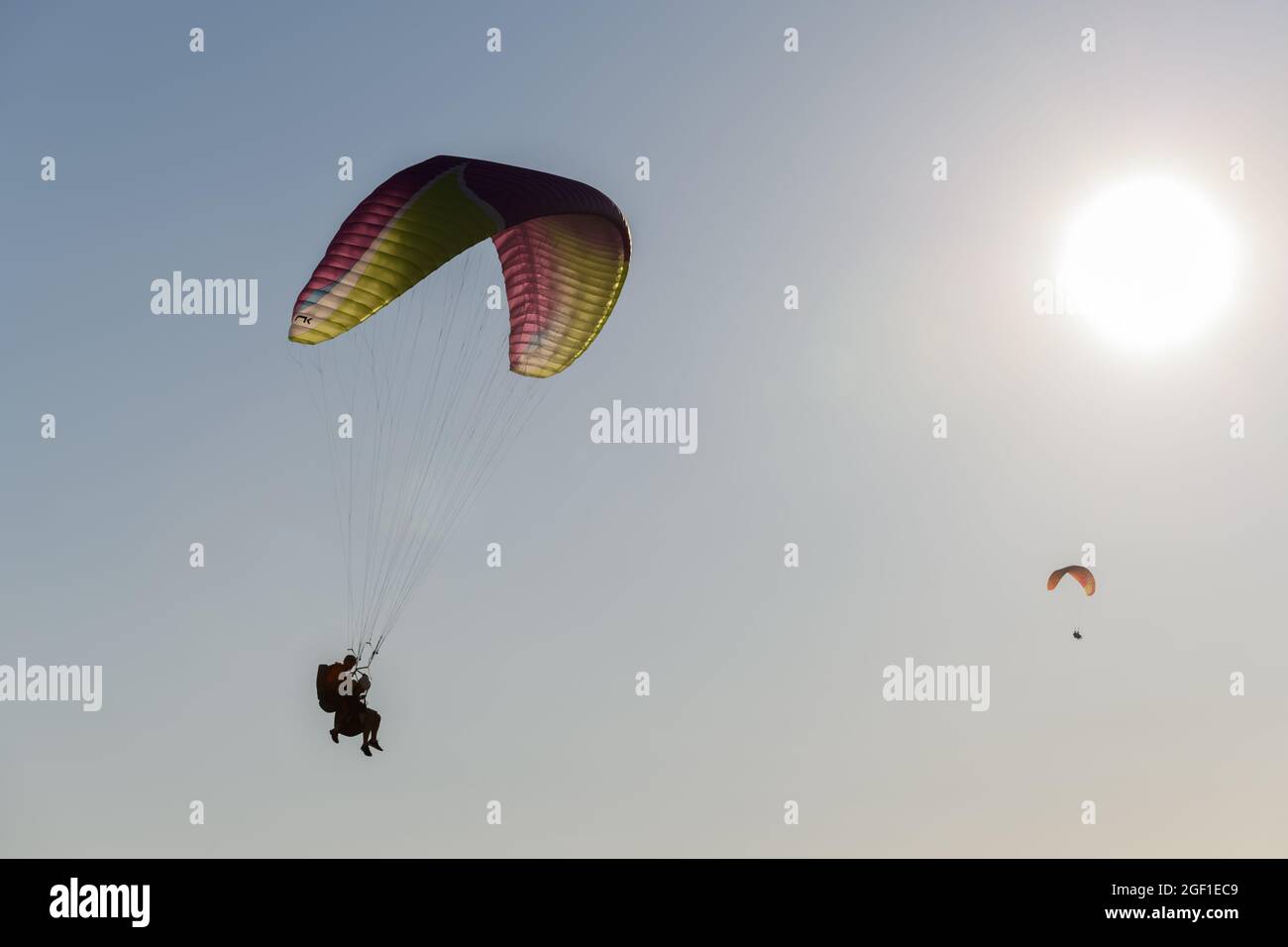 Gleitschirmflug in der Luft über die Berge. Drôme, Frankreich. Stockfoto