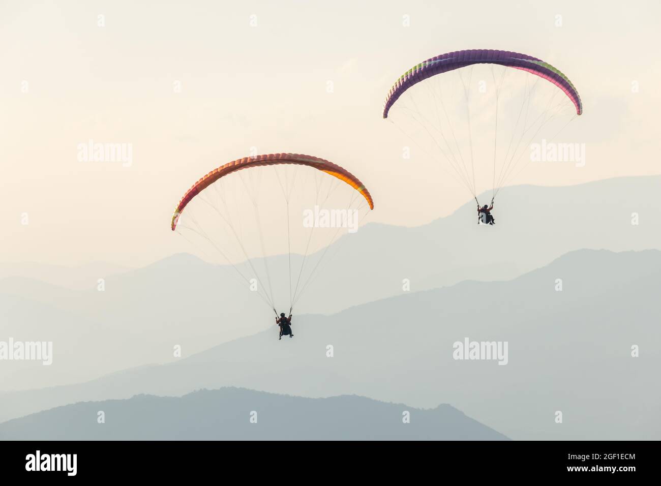 Gleitschirmflug in der Luft über die Berge. Drôme, Frankreich. Stockfoto