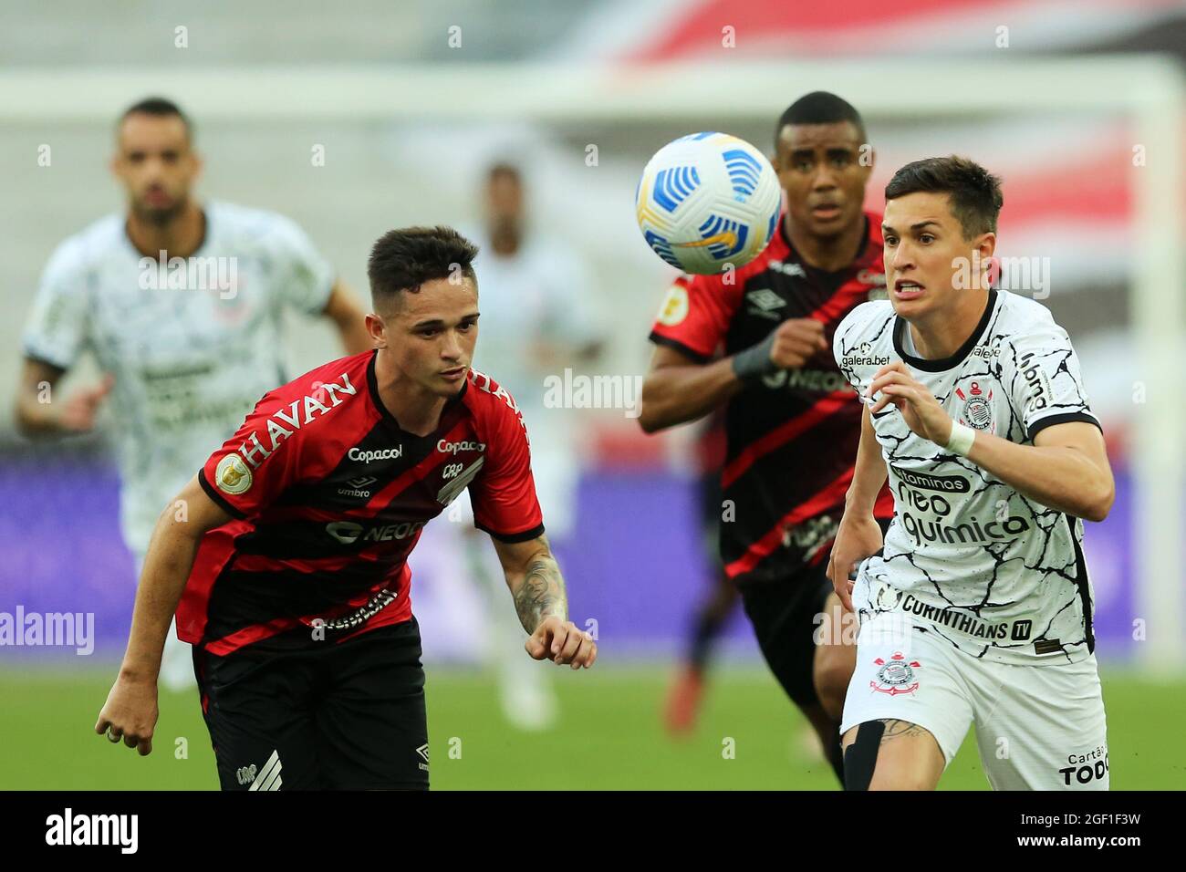 22. August 2021; Arena da Baixada, Curitiba, Paraná, Brasilien; Khellven von Athletico fordert Mateus Vital of Corinthians während des Spiels zwischen Athletico und Corinthians, 17. Runde der brasilianischen Meisterschaft Serie A Stockfoto