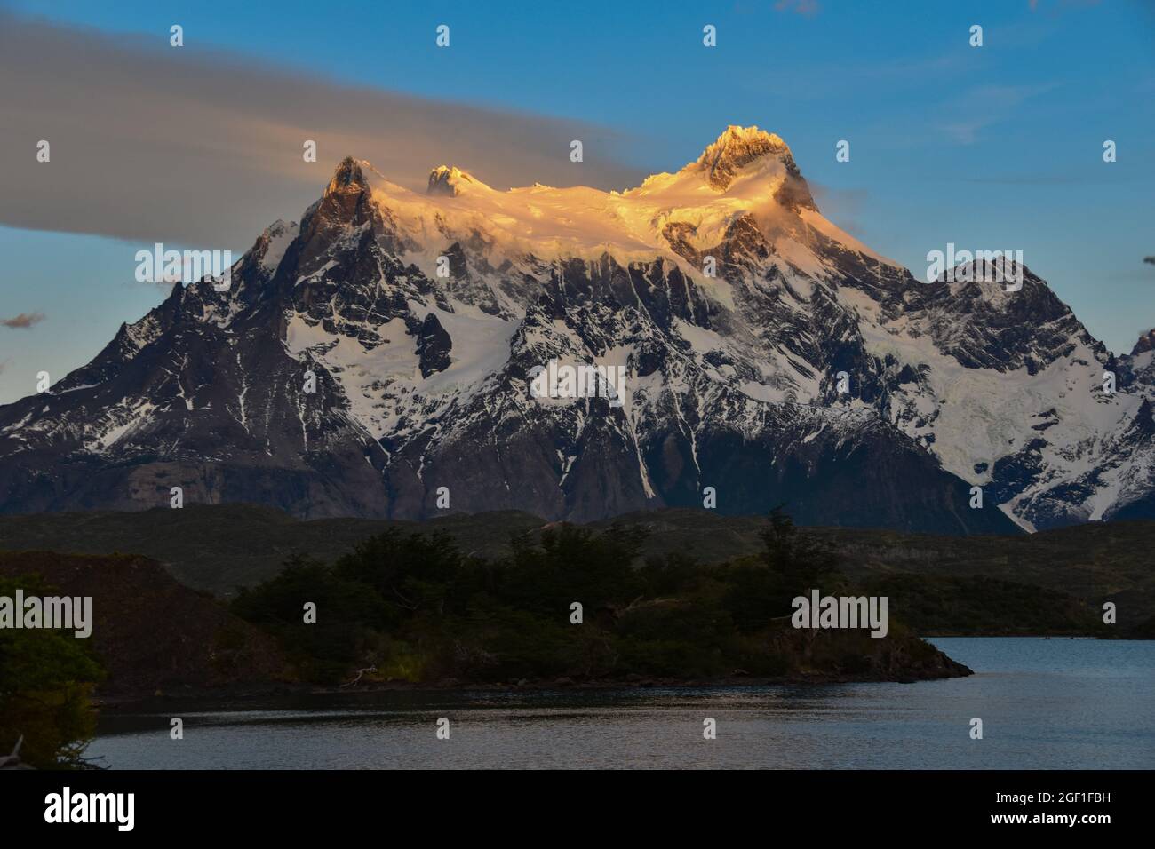 Gipfel des Cerro Paine Grande mit seinem Gletscher bei Sonnenaufgang. Nationalpark Torres del Paine, patagonien, Chile Stockfoto