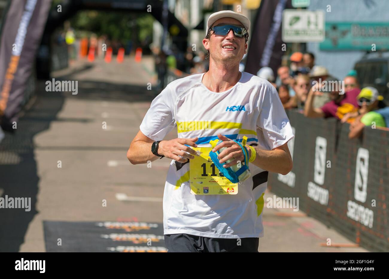 Manitou Springs, Colorado, USA. 22. August 2021: Missoula, Montana's, Adam Peterman, #115, Überquert die Ziellinie für einen zweiten Platz beim Pikes Peak Marathon, Manitou Springs, Colorado. Quelle: Cal Sport Media/Alamy Live News Stockfoto