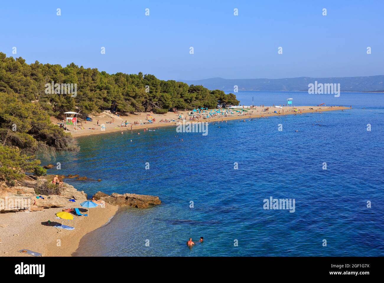 Der Strand Zlatni Rat (oft als Goldenes Kap oder Goldenes Horn bezeichnet) in Bol (Insel Brac), Kroatien an einem schönen Sommernachmittag Stockfoto