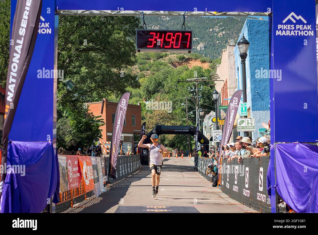 Manitou Springs, Colorado, USA. 22. August 2021: Crested Butte, Colorado-Läufer, Cam Smith, feiert seinen dritten Platz beim Pikes Peak Marathon, Manitou Springs, Colorado. Quelle: Cal Sport Media/Alamy Live News Stockfoto