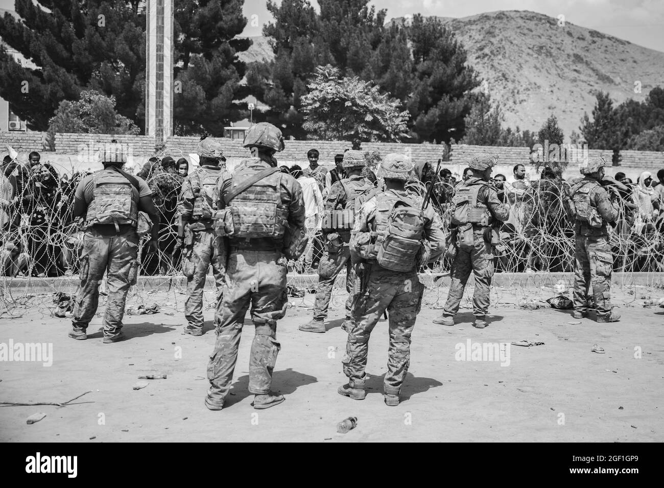 HAMID KARZAI INTERNATIONAL AIRPORT, Afghanistan (19. August 2021) US-Soldaten und Marines unterstützen bei der Sicherheitskontrolle an einem Evakuierungskontrollpunkt während einer Evakuierung am Hamid Karzai International Airport, Kabul, Afghanistan, 19. August. US-Dienstmitglieder unterstützen das Außenministerium bei einer nicht-kämpferischen Evakuierungsoperation (NEO) in Afghanistan. (USA Marine Corps Foto von Sgt. Samuel Ruiz) über American Photoarchive/Alamy) Stockfoto