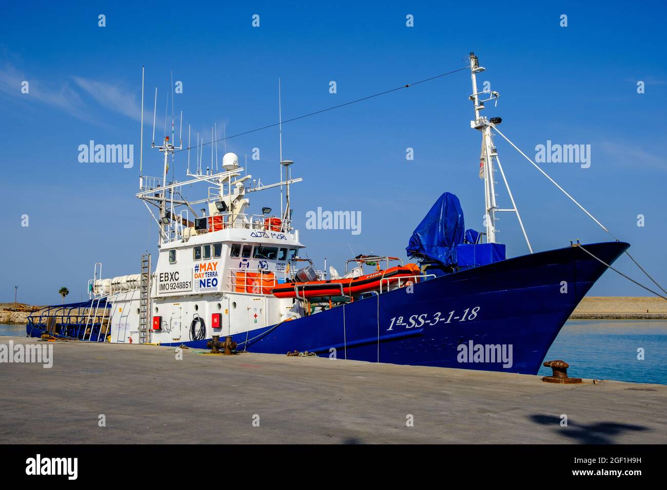 BURRIANA, SPANIEN - 13. Jun 2021: Das humanitäre Seerettungsschiff Aita Mari dockte im Hafen von Burriana, Spanien Stockfoto