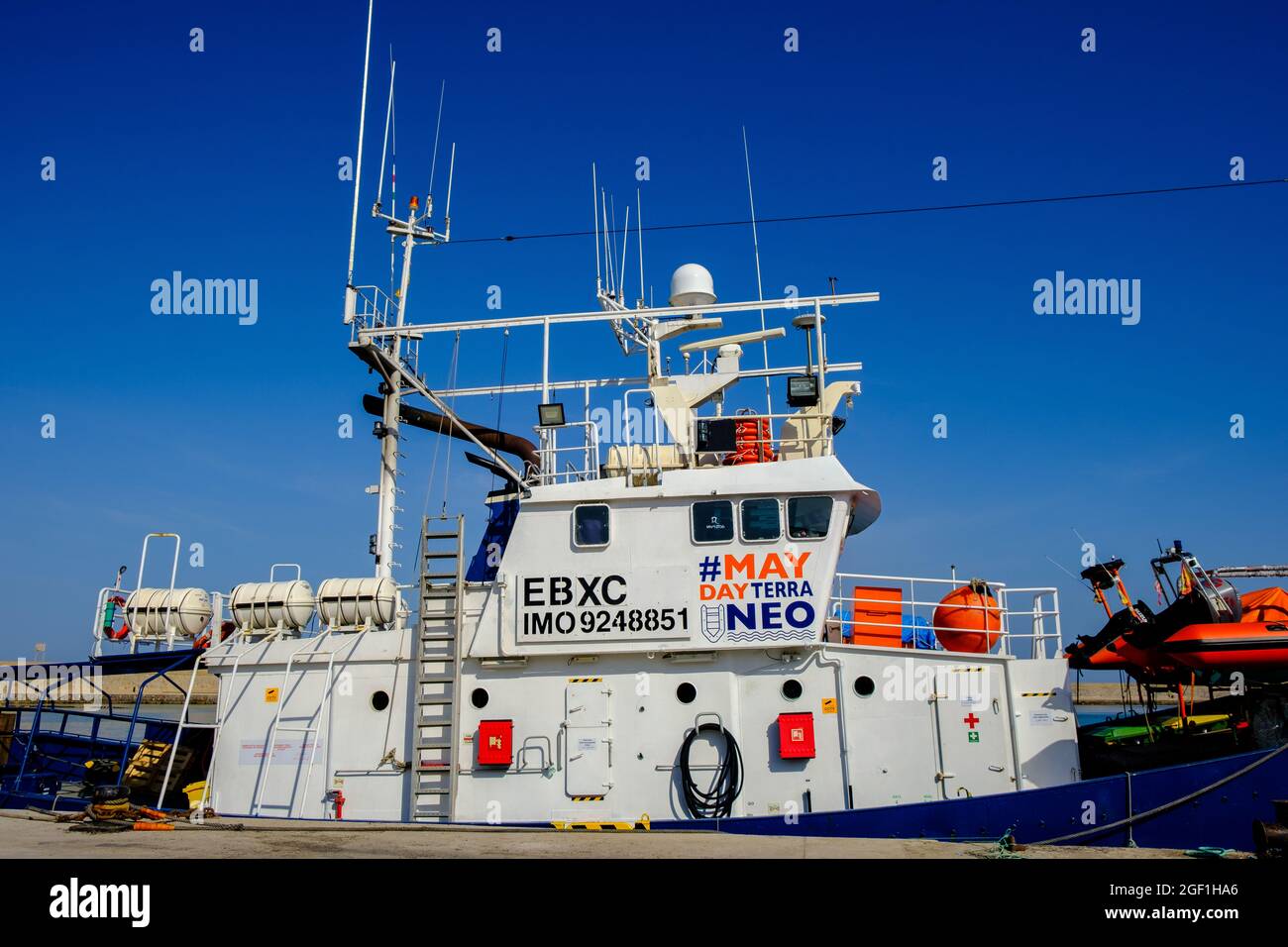 BURRIAN, SPANIEN - 14. Jun 2021: Das humanitäre Seerettungsschiff Aita Mari dockte im Hafen von Burriana, Spanien Stockfoto