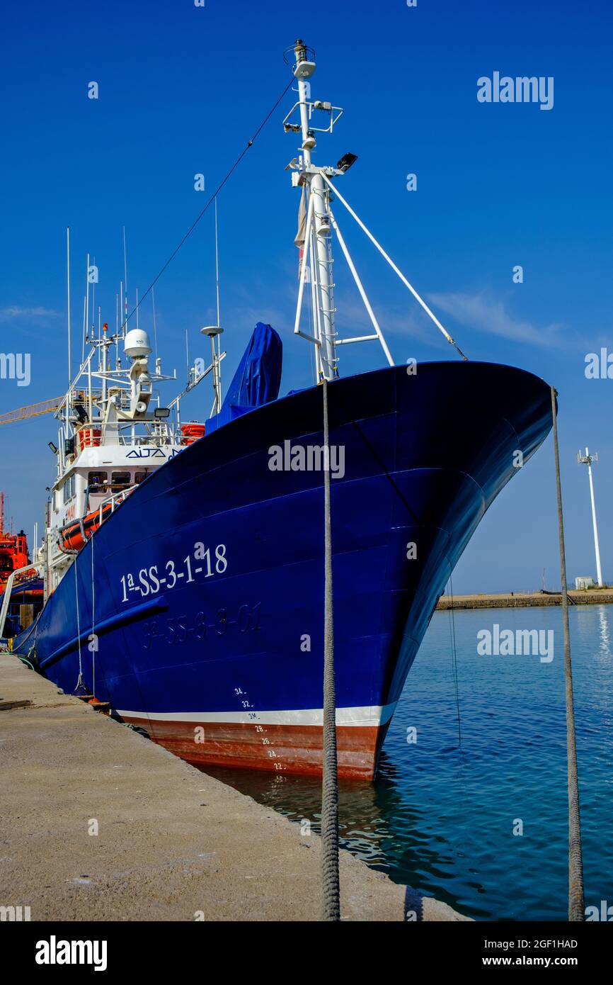 BURRIANA, SPANIEN - 13. Jun 2021: Eine vertikale Aufnahme des humanitären Seerettungsschiffes Aita Mari, das im Hafen von Burriana, Spanien, angedockt ist Stockfoto