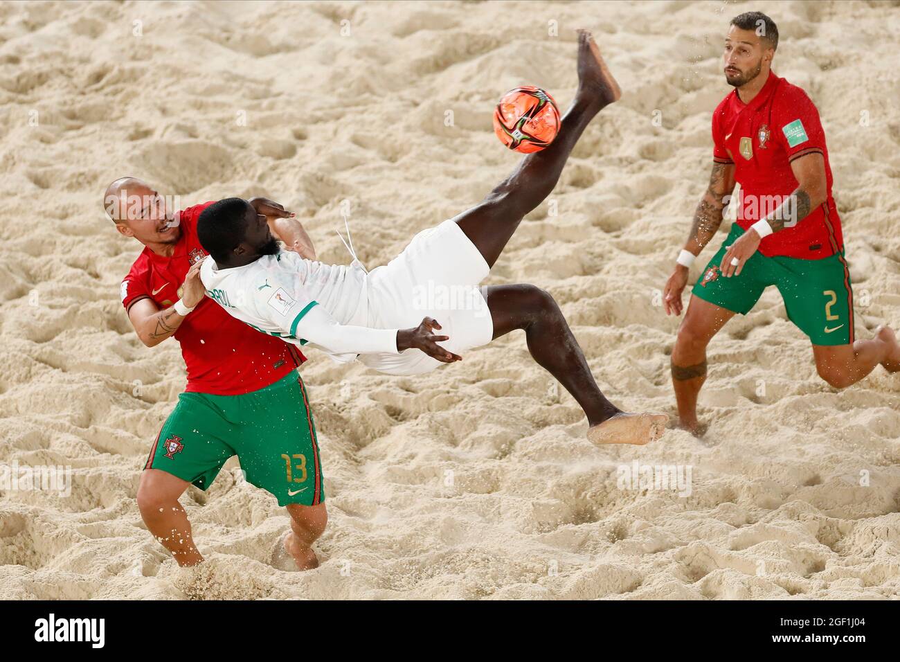 Moskau, Russland. 22. August 2021; Luzhniki-Stadion, Moskau, Russland: FIFA World Cup Beach Football Turnier; Fabio Costa und Pedro Marques aus Portugal treten während des Spiels zwischen Portugal und Senegal in der 2. Runde der Gruppe D gegen Raoul Mendy aus Senegal an.Credit: Action Plus Sports Images/Alamy Live News Stockfoto