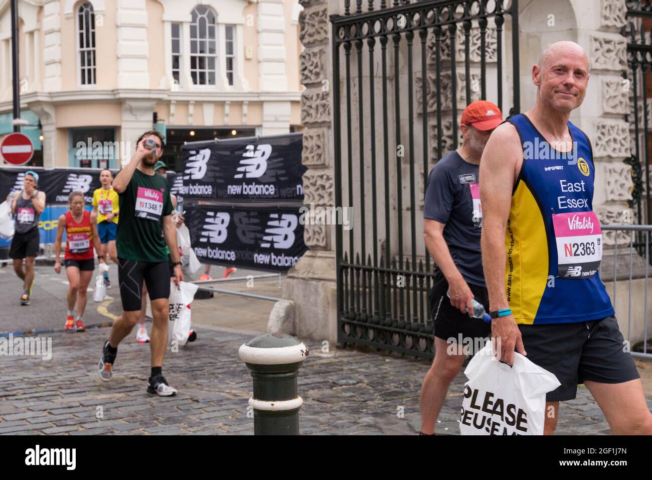 Läufer und Rennfahrer vom Big Half Marathon UK 2021 trugen die Goodie Bag zu Fuß zum Hospitality Zelt vor dem Queen's House London greenwich Stockfoto