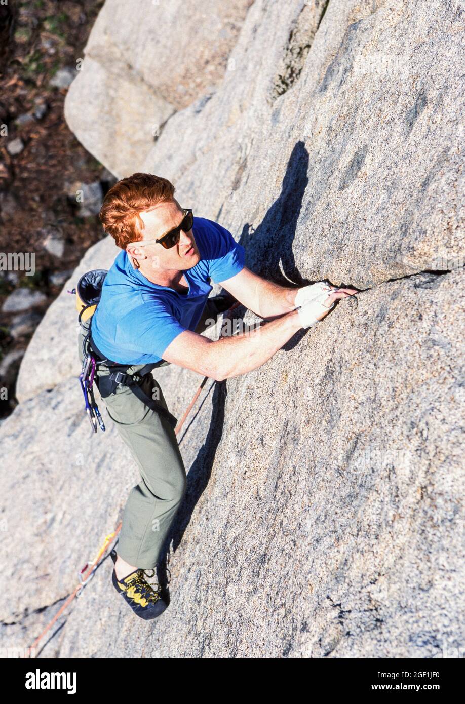 Ein Mann klettert im Icicle Canyon in der Gegend von 'The Pearly Gates', Cascade Mountains im Bundesstaat Washington, USA. Stockfoto