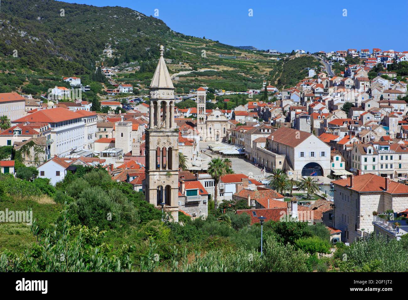 Panoramablick über die Kirche St. Marko, die Kathedrale St. Stephan, das Theater und die Altstadt von Hvar, Kroatien Stockfoto