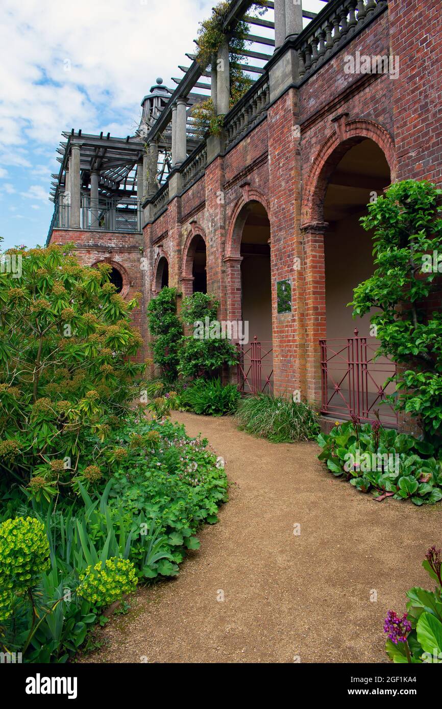 The Hill Garden and Pergola, Eine georgianische Laube und Terrasse im Hill Garden mit Blick auf Hampstead Heath, London, Großbritannien Stockfoto