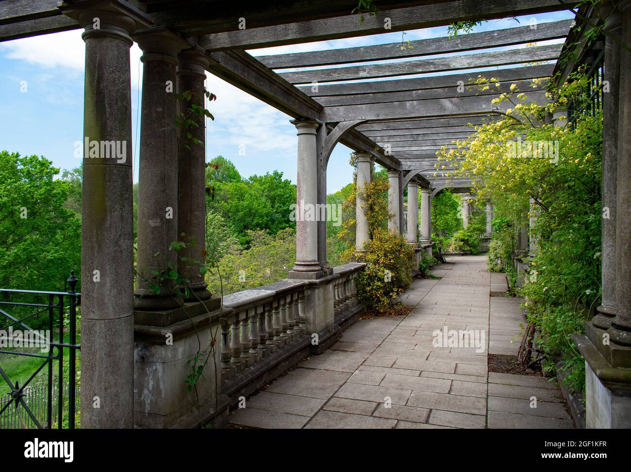 The Hill Garden and Pergola, Eine georgianische Laube und Terrasse im Hill Garden mit Blick auf Hampstead Heath, London, Großbritannien Stockfoto