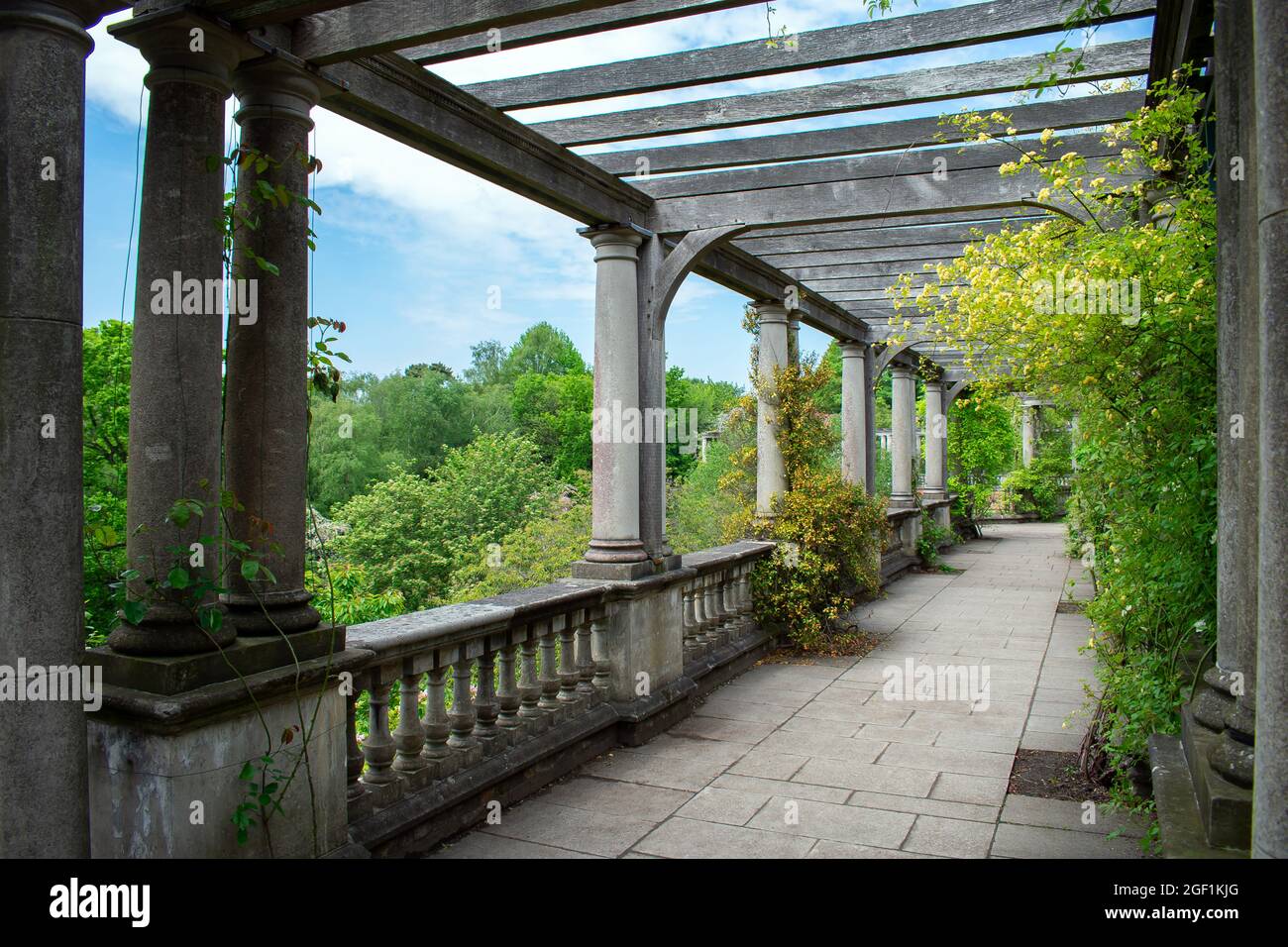 The Hill Garden and Pergola, Eine georgianische Laube und Terrasse im Hill Garden mit Blick auf Hampstead Heath, London, Großbritannien Stockfoto