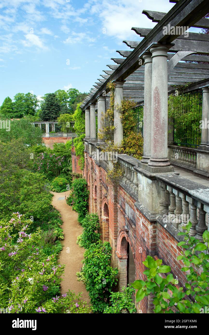 Die Sonne scheint über dem Hill Garden aus Holz und Backsteinen und der Pergola, Einer georgianischen Laube und Terrasse, Hampstead Heath, London, Großbritannien Stockfoto