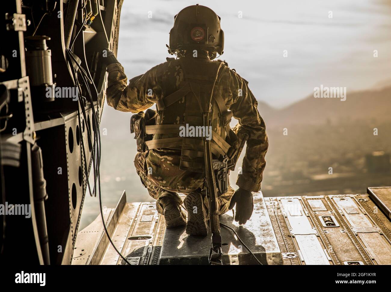 Ein US-Soldat, der der 10. Bergdivision zugewiesen wurde, untersucht den Rücken eines CH-47 Chinooks während eines Fluges über Kabul, Afghanistan, am 30. November 2019. (USA Army Reserve Foto von SPC. Jeffery J. Harris/ veröffentlicht) Stockfoto