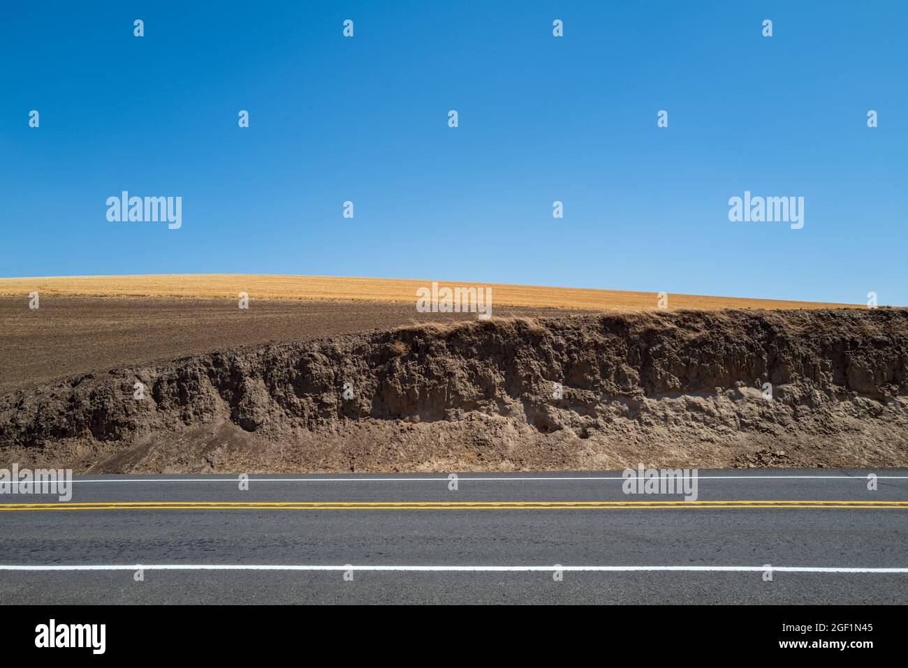 Feldklippen und Weizenfelder am Straßenrand im Südosten von Washington, USA Stockfoto