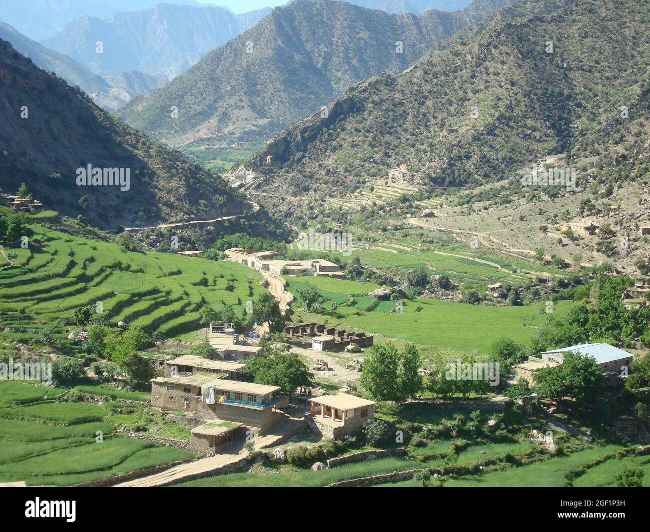 Im Bild ist das Dorf Wanat, Afghanistan, in der Provinz Nuristan, im Juli 2008 nach Süden gerichtet. Stockfoto