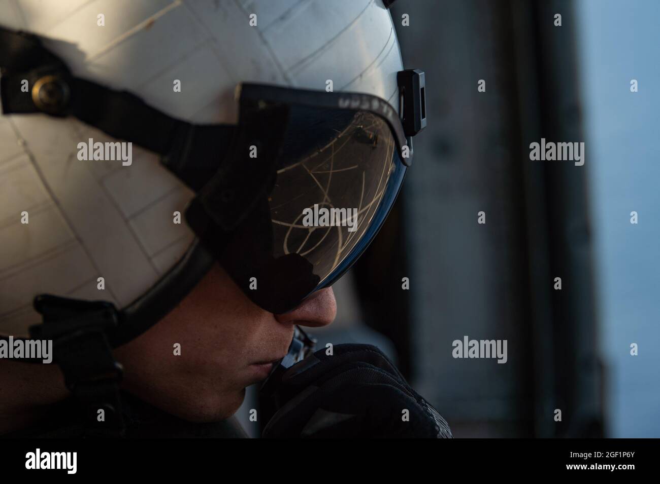 210821-N-MD802-1217 ATLANTIK - (AUG 21, 2021) - Hospital Corpsman 3rd Class Dalton Doyle, aus Ripley, Ohio, zugeordnet zu den „Chargers“ von Helicopter Sea Combat Squadron (HSC) 26, führt vertikale Nachschubtraining an Bord des San Antonio-Klasse amphibischen Transport Dock Schiff USS Arlington (LPD 24), 21. August 2021. Arlington wird bei den U.S. Naval Forces Southern Command/U.S. eingesetzt Vierte Flotte zur Unterstützung der humanitären Hilfe und der Katastrophenhilfe (HADR) in Haiti nach einem Erdbeben der Stärke 7.2 am 14. August 2021. (USA Navy Foto von Mass Communication Specialist 2nd Class J Stockfoto