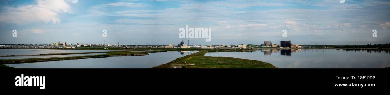 Midland, Michigan, USA. Industrielle Skyline des Dow-Komplexes mit Abwasserreinigeichen im Vordergrund Stockfoto
