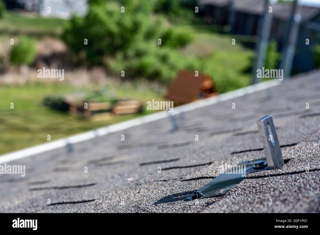 Asphalt-Schindeldach für Haushalte mit Metallankern für die Installation einer Solarpanel-Schiene und eines Regalsystems Stockfoto