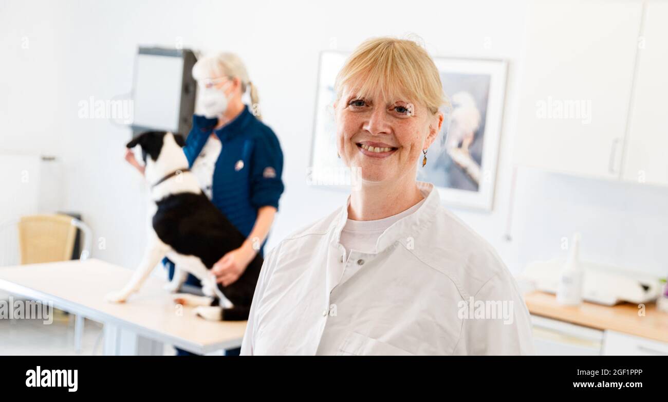 Hamburg, Deutschland. August 2021. Tierärztin Christina Bertram, Sprecherin der Hamburger Kammer für Tierärzte, steht in einer Tierarztpraxis. Viele Menschen haben während der Corona-Krise ein Haustier erworben - dies führt jetzt zu einer Überlastung von Tierärzten im Norden. Quelle: Markus Scholz/dpa/Alamy Live News Stockfoto