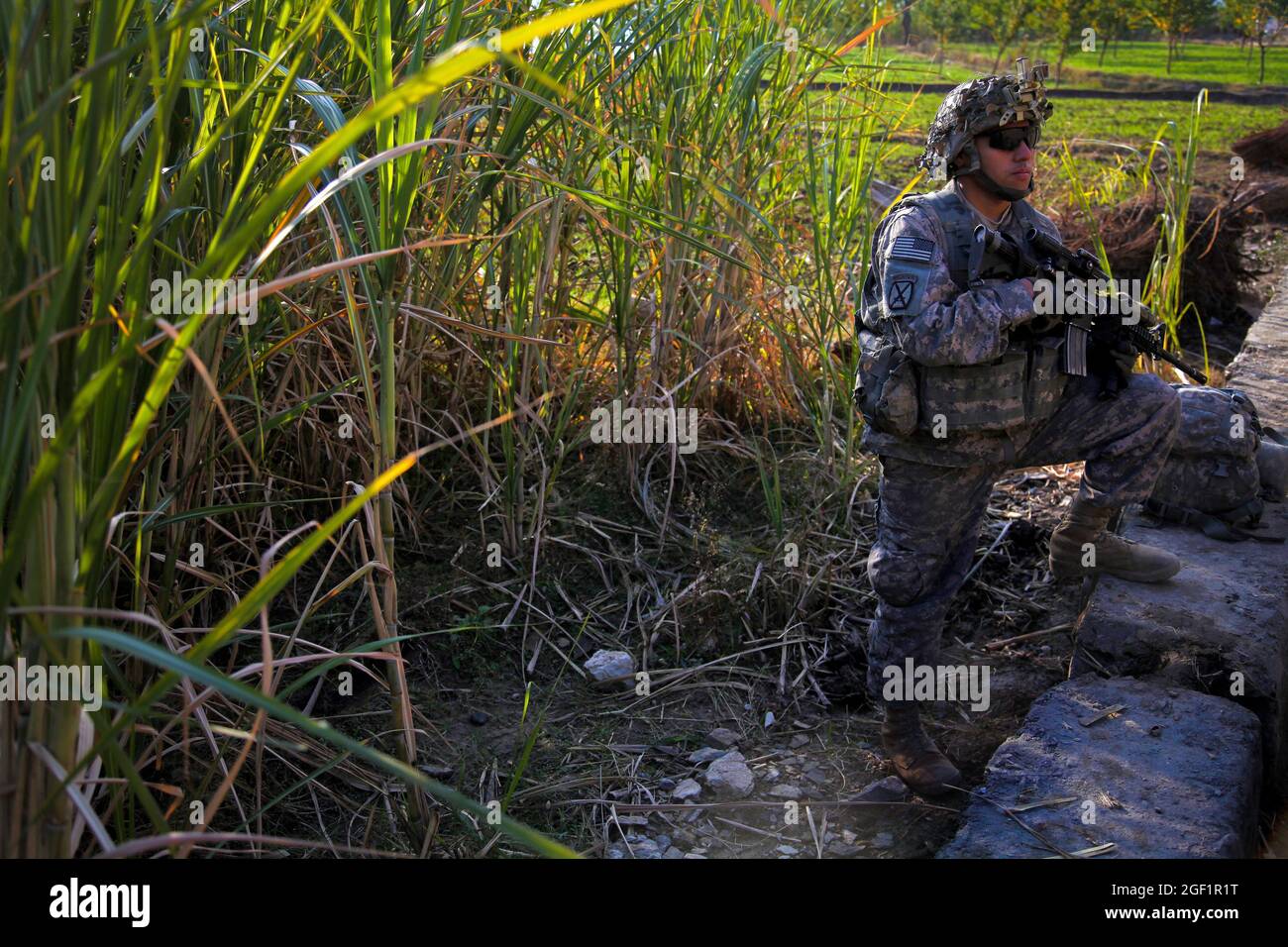 SPC der US-Armee. Victor Bardales, 28, aus Brooklyn, N.Y., ist der Combat Company, dem 1. Bataillon, dem 32. Infanterie-Regiment, dem 3. Brigade-Kampfteam, der 10. Bergdivision, zugeordnet und sorgt während einer Patrouille im Munay Village im Shigal-Bezirk der Provinz Kunar, Afghanistan, am 7. Dezember für Sicherheit. Stockfoto