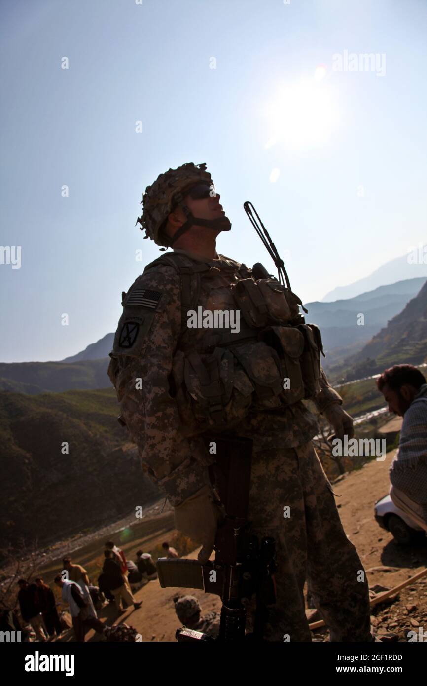 US Army Staff Sgt. Paul Doty, aus Waterloo, Ill., der Combat Company, dem 1. Bataillon, dem 32. Infanterie-Regiment, dem Kampfteam der 3. Brigade, der 10. Bergdivision, zugeordnet ist, schaut am 7. Dezember auf einer Patrouille entlang des Shigal-Tals in der Provinz Kunar, Afghanistan, auf eine Berggrenze. Stockfoto
