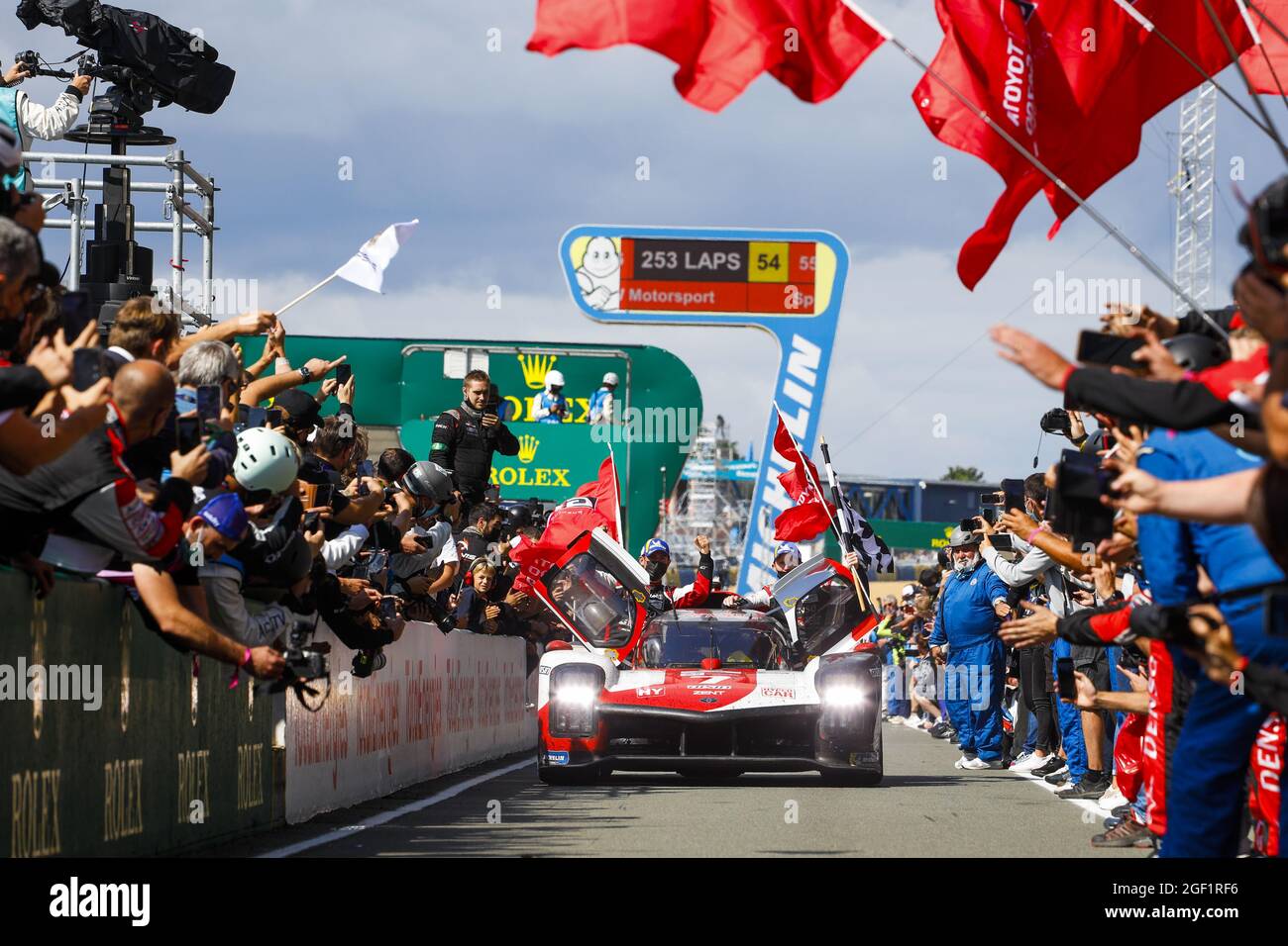 07 Conway Mike (gbr), Kobayashi Kamui (jpn), Lopez Jose Maria (arg), Toyota Gazoo Racing, Toyota GR010 - Hybrid, Siegerauto von Le Mans während der 24 Stunden von Le Mans 2021, 4. Lauf der FIA-Langstrecken-Weltmeisterschaft 2021, FIA WEC, auf dem Circuit de la Sarthe, Vom 21. Bis 22. August 2021 in Le Mans, Frankreich - Foto Frederic Le Floc'h / DPPI Stockfoto