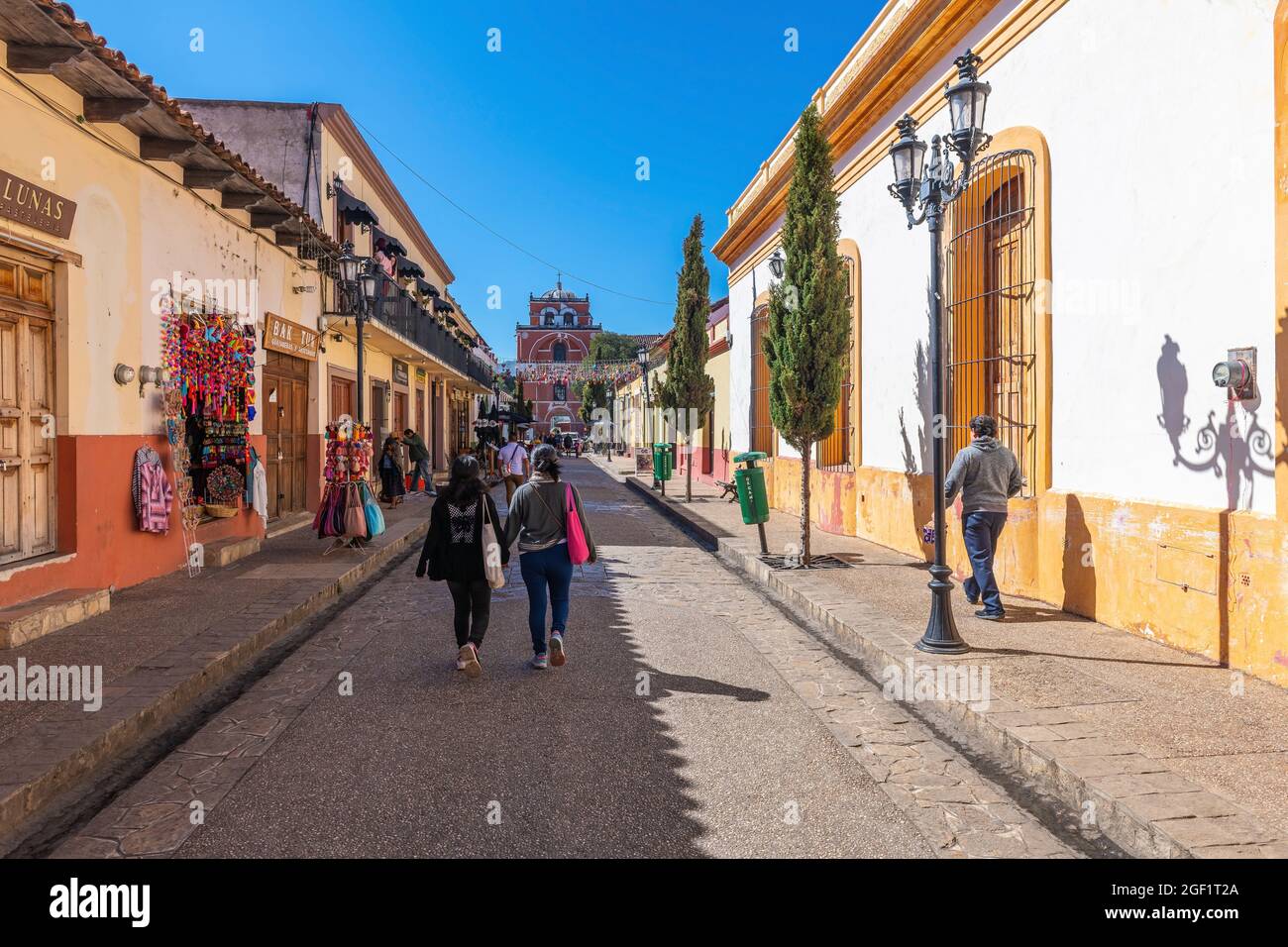 Menschen, die in einer farbenfrohen mexikanischen Straße im Kolonialstil in der Innenstadt von San Cristobal de las Casas, Chiapas, Mexiko, spazieren gehen. Stockfoto