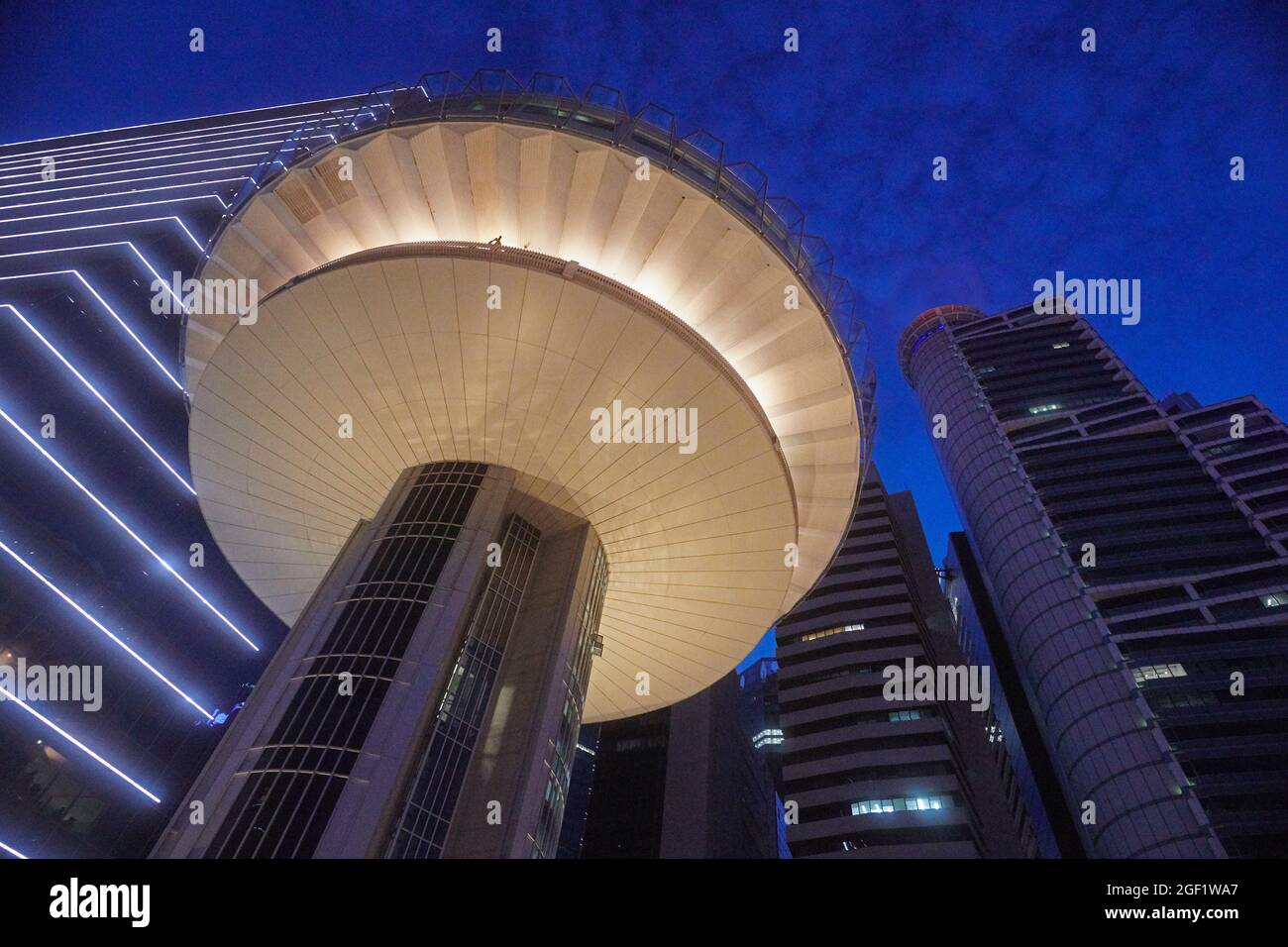 Der kreisförmige OUE Tower im Geschäftsviertel von Singapur im Abendlicht Stockfoto