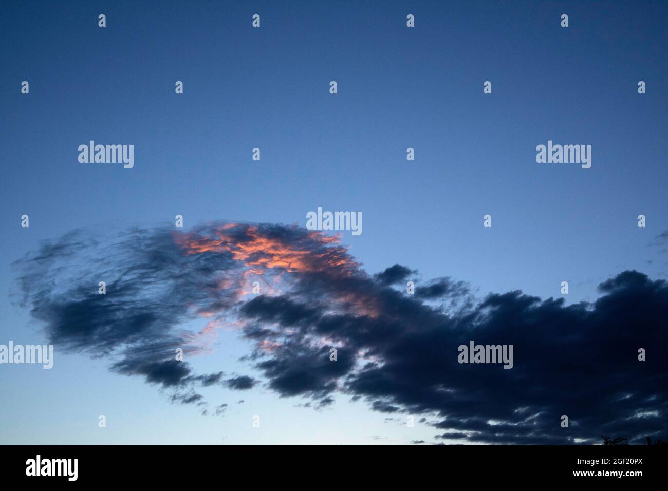 Kleine trübe Verdickung von einem Strahl nur bei Sonnenuntergang getroffen Stockfoto