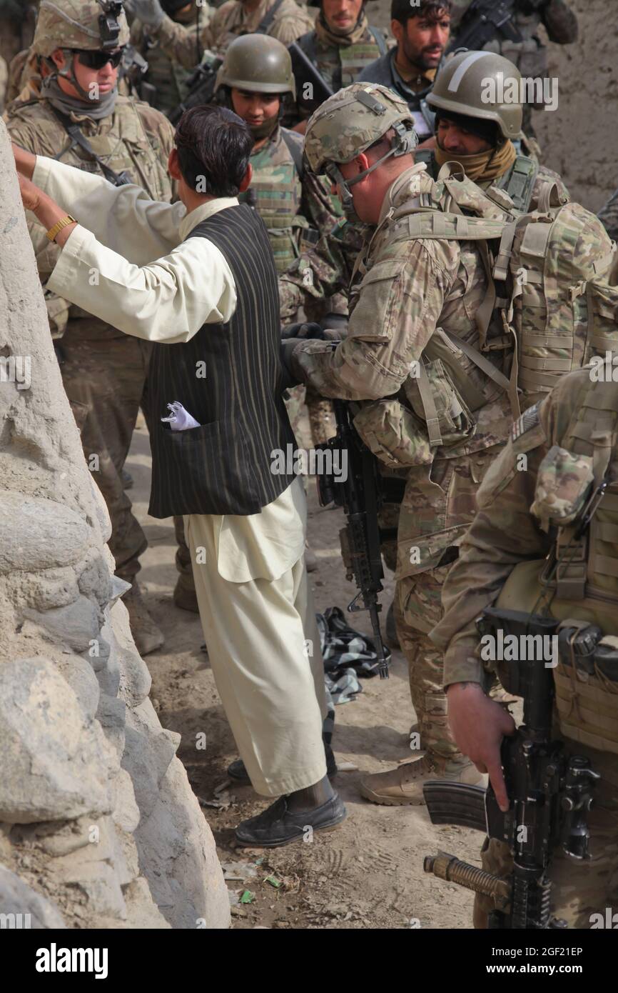 US-Soldaten der 3-4 Kavallerie, 3. Brigade Combat Team, 25. Infanterie-Division, suchen einen lokalen Afghanen, 26. Januar 2012, Memlah Bezirk, Nangarhar Provinz, Afghanistan. Stockfoto