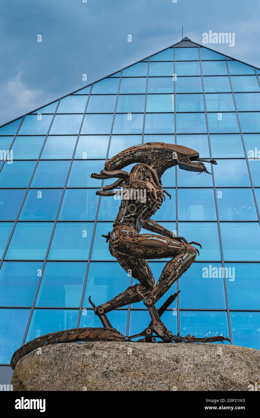 Deutschland , Doebern , 22.08.2021 , EINE Skulptur eines Außerirdischen vor der Glaspyramide von Cristalica Stockfoto
