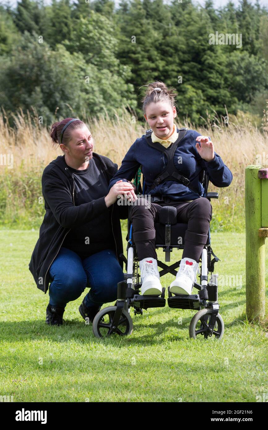 Anne Kelly mit ihrer Tochter Erin im Craighalbert Center, Cumbernauld. Der 13-Jährige leidet an Epilepsie und zerebraler Lähmung und ist eines von rund 4,000 Kindern in Schottland, denen unter neuer Anleitung ein Covid-19-Impfstoff angeboten wird. Bilddatum: Mittwoch, 18. August 2021. Stockfoto