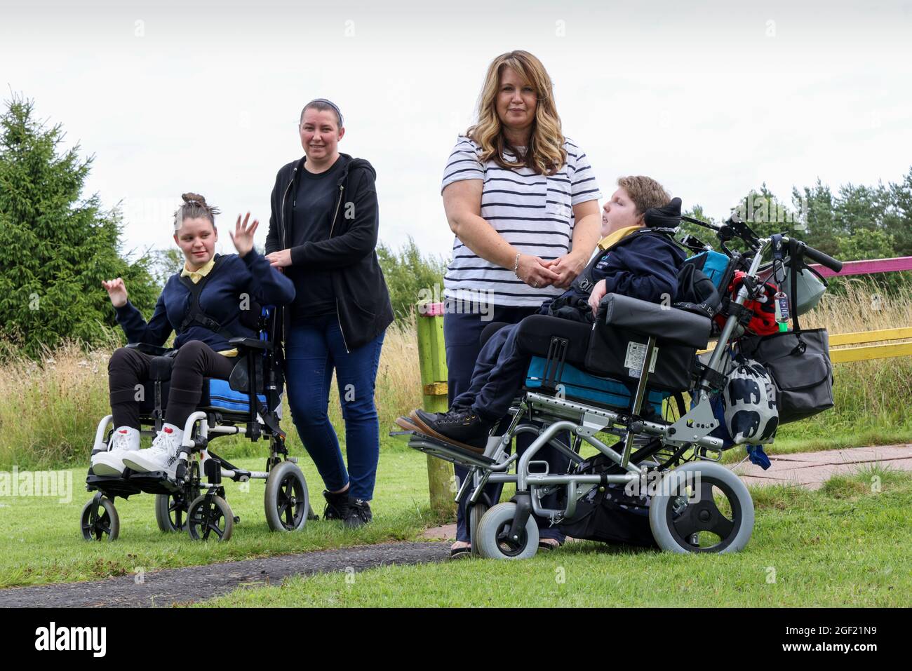 Anne Kelly mit ihrer Tochter Erin, 13 (links) und Donna Quinn mit ihrem Sohn Logan, 13, im Craighalbert Center, Cumbernauld. Die 13-Jährigen sind zwei von rund 4,000 Kindern in Schottland, denen unter neuer Anleitung ein Covid-19-Impfstoff angeboten wird. Bilddatum: Mittwoch, 18. August 2021. Stockfoto