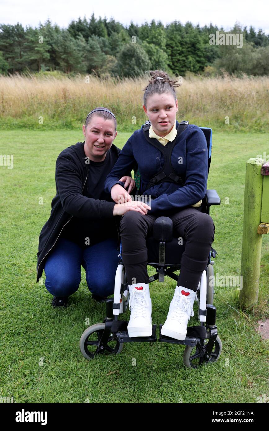 Anne Kelly mit ihrer Tochter Erin im Craighalbert Center, Cumbernauld. Der 13-Jährige leidet an Epilepsie und zerebraler Lähmung und ist eines von rund 4,000 Kindern in Schottland, denen unter neuer Anleitung ein Covid-19-Impfstoff angeboten wird. Bilddatum: Mittwoch, 18. August 2021. Stockfoto