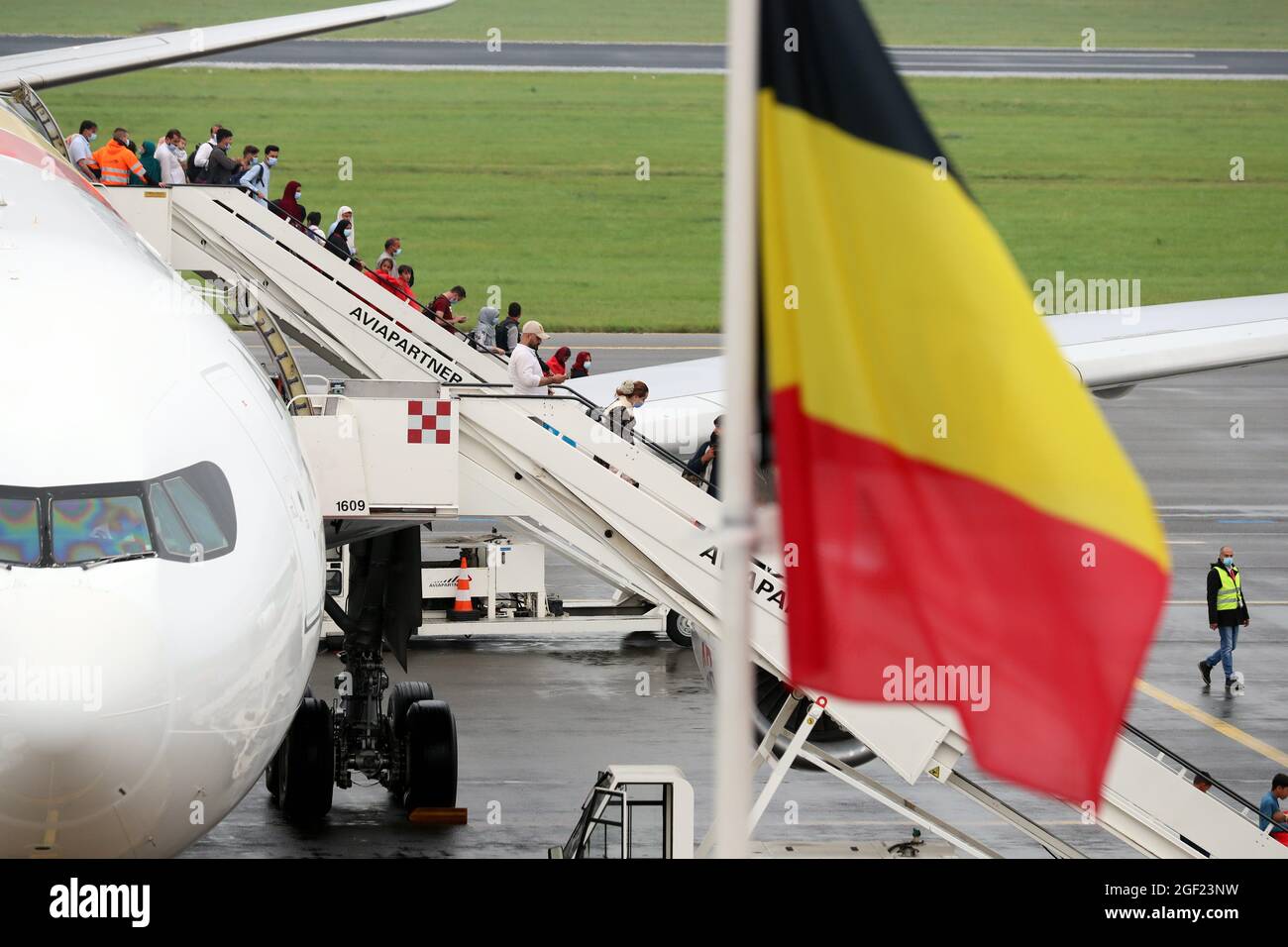 Die Menschen steigen bei der Ankunft eines gecharterten Air Belgium-Flugzeugs aus, das evakuierte Menschen aus Afghanistan auf dem Militärflughafen in Melsbroek befördert, Stockfoto
