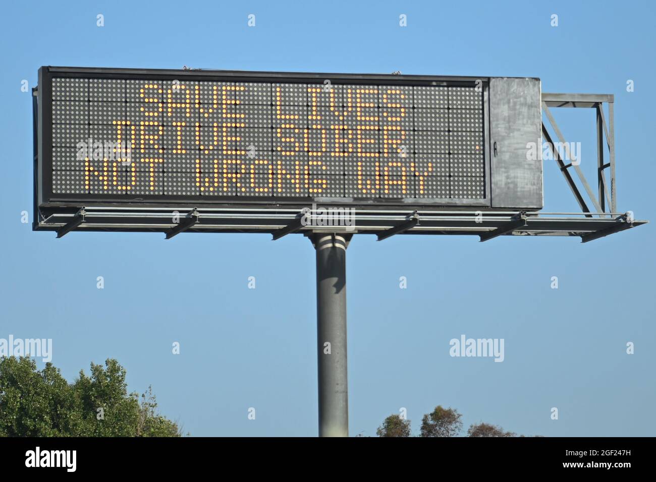 Eine Nachricht auf einer Caltrans-Tafel lautet „rettet Leben, Fahrt nüchtern, nicht falsch“ auf der Autobahn Interstate 710 am Freitag, den 13. August 2021 in Los Ang Stockfoto