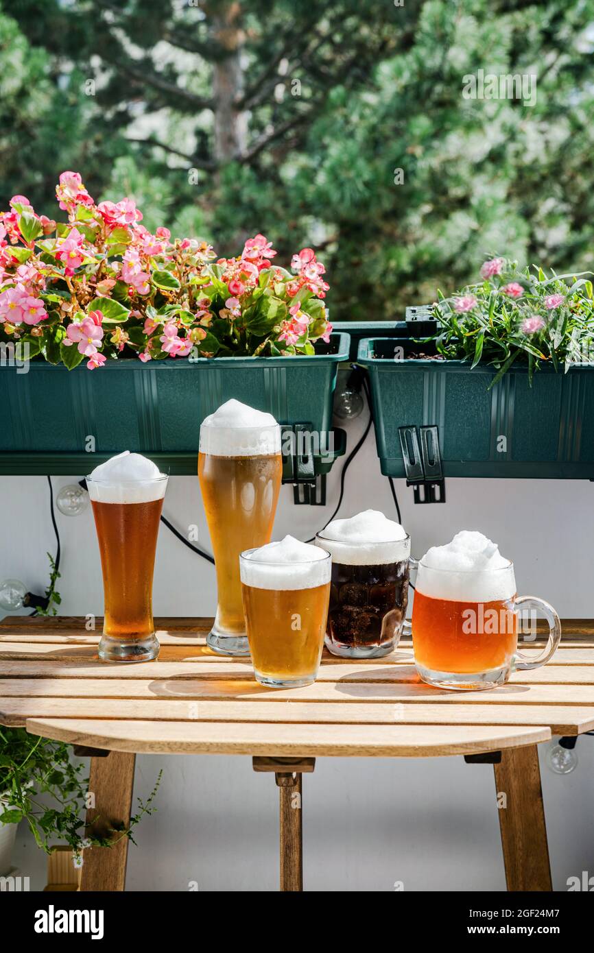 Verschiedene Biersorten in Gläsern auf Holztisch Stockfoto