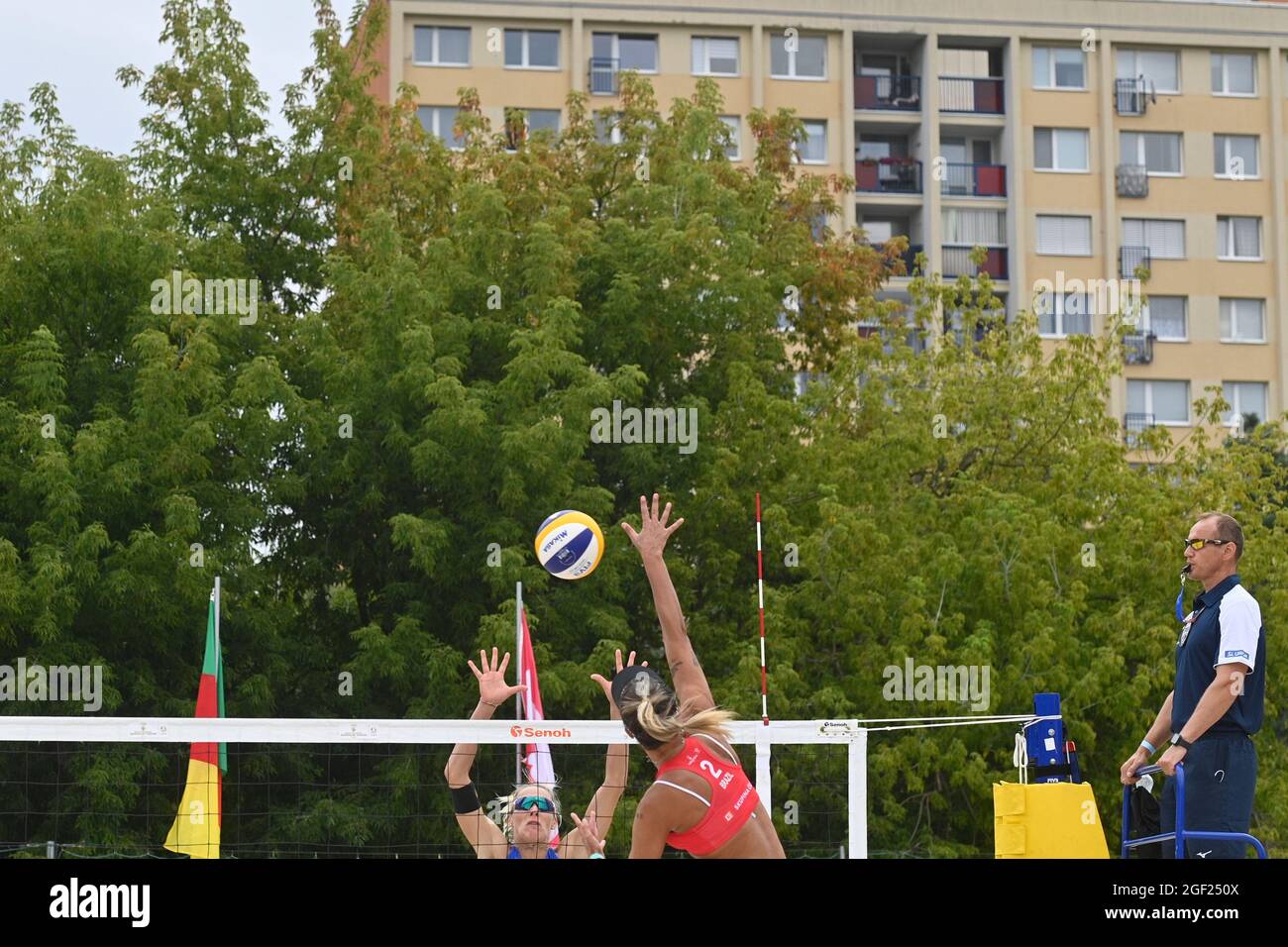 Prag, Tschechische Republik. August 2021. Der tschechische Beachvolleyballspieler Michala Kvapilova (links) ist während des 2021 Beach Volleyball World Tour 2 Star, Spiels gegen Thamela und Maia Elize aus Brasilien, am 20. August 2021 in Prag, Tschechien, in Aktion. Quelle: Michal Kamaryt/CTK Photo/Alamy Live News Stockfoto