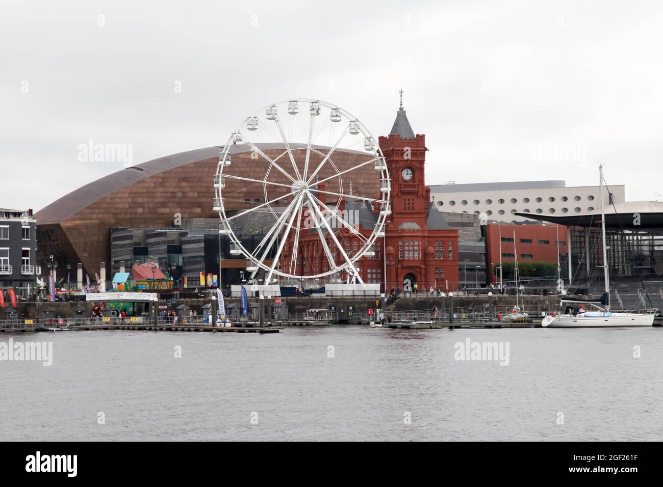 Carousel Cardiff Eye am Mermaid Quay, Cardiff Bay, South Wales, Großbritannien, 2021 Stockfoto