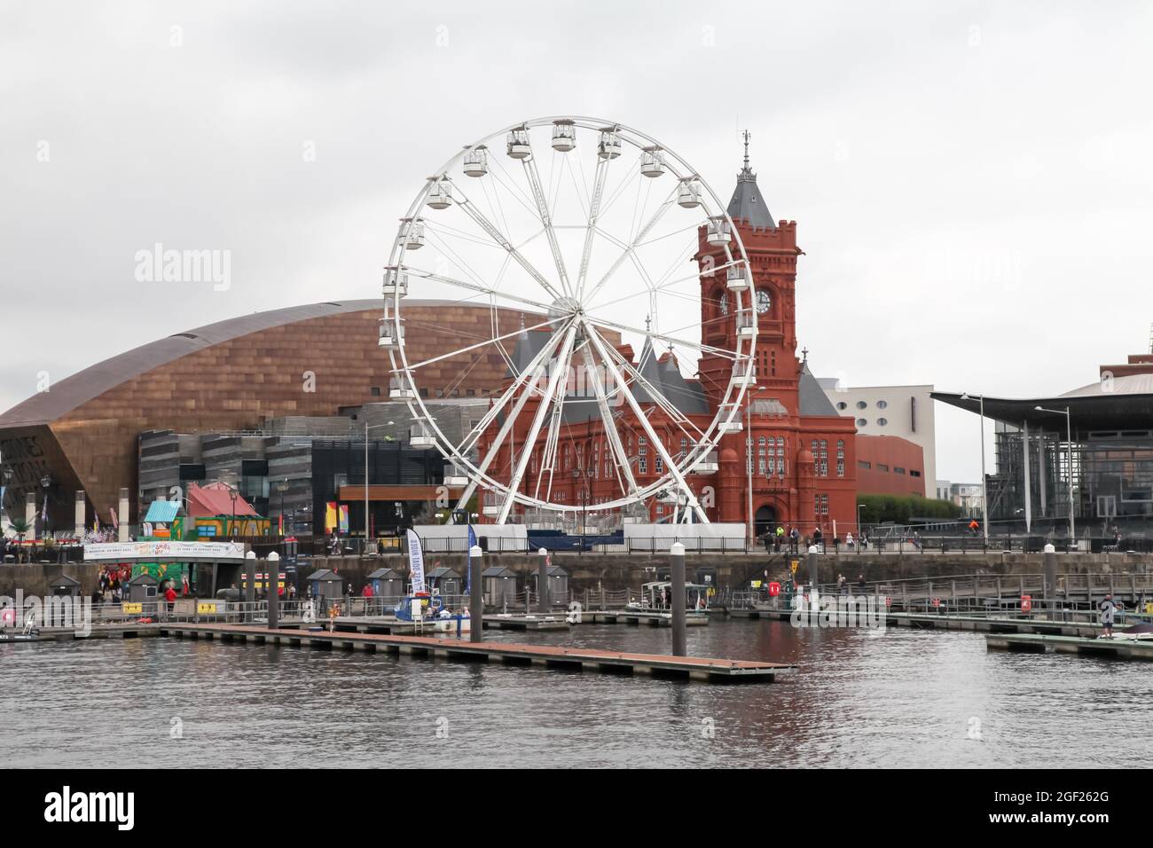 Carousel Cardiff Eye am Mermaid Quay, Cardiff Bay, South Wales, Großbritannien, 2021 Stockfoto