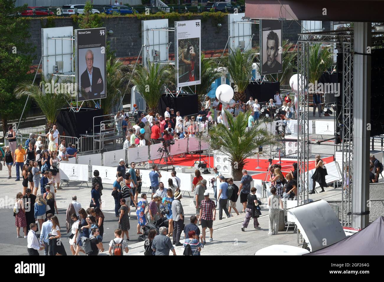 Karlsbad, Tschechische Republik. August 2021. Die Besucher besuchen am 21. August 2021 das 55. Internationale Filmfestival Karlovy Vary (KVIFF) in Karlsbad, Tschechien. Kredit: Slawomir Kubes/CTK Foto/Alamy Live Nachrichten Stockfoto