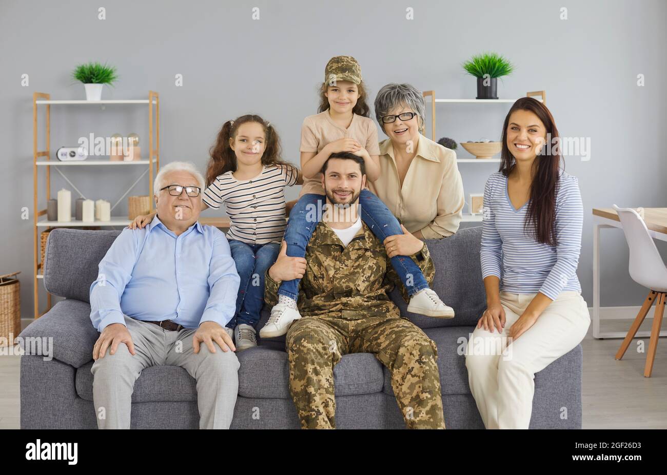 Porträt eines glücklichen Militärs zu Hause mit seiner großen Familie. Wiedersehen mit der Familie. Stockfoto