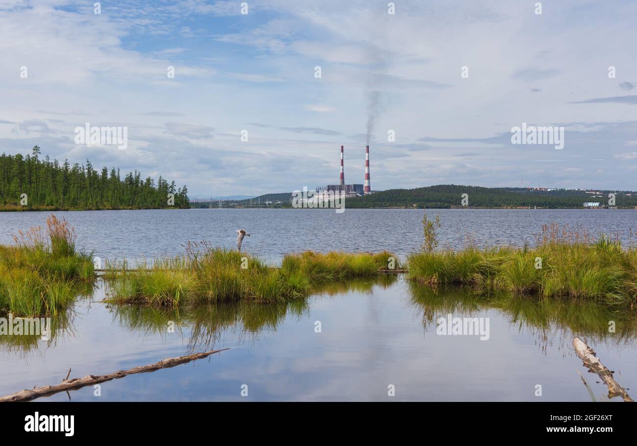 Landschaft mit Blick auf das staatliche Kraftwerk Neryungrinsaya. Russland, Jakutien Stockfoto