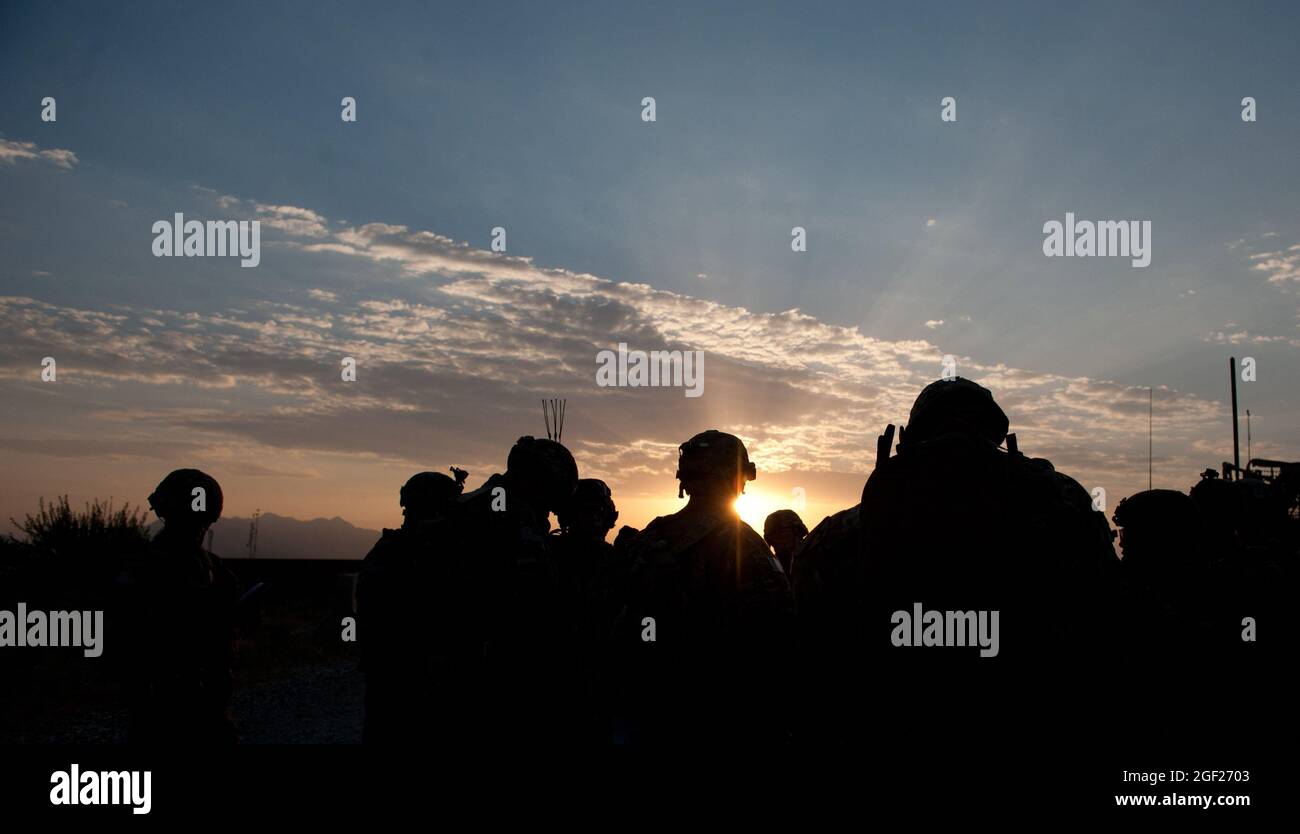 US-Soldaten, die der Bravo-Truppe, dem 4. Squadron, dem 9. Kavallerieregiment, dem 2. Kampfteam der Panzerbrigade, der 1. Kavalleriedivision, zugewiesen sind, versammeln sich vor einer Anwesenheit zur Patrouille um die Forward Operative Base Fenty in der Provinz Nangarhar, Afghanistan, 22. August 2013. Der Zweck der morgendlichen Patrouille war es, die Sicherheit von Fentys Umkreis zu überprüfen und die lokale Bevölkerung zu engagieren. (USA Foto der Armee-Nationalgarde von Sgt. Margaret Taylor/Freigegeben) Stockfoto