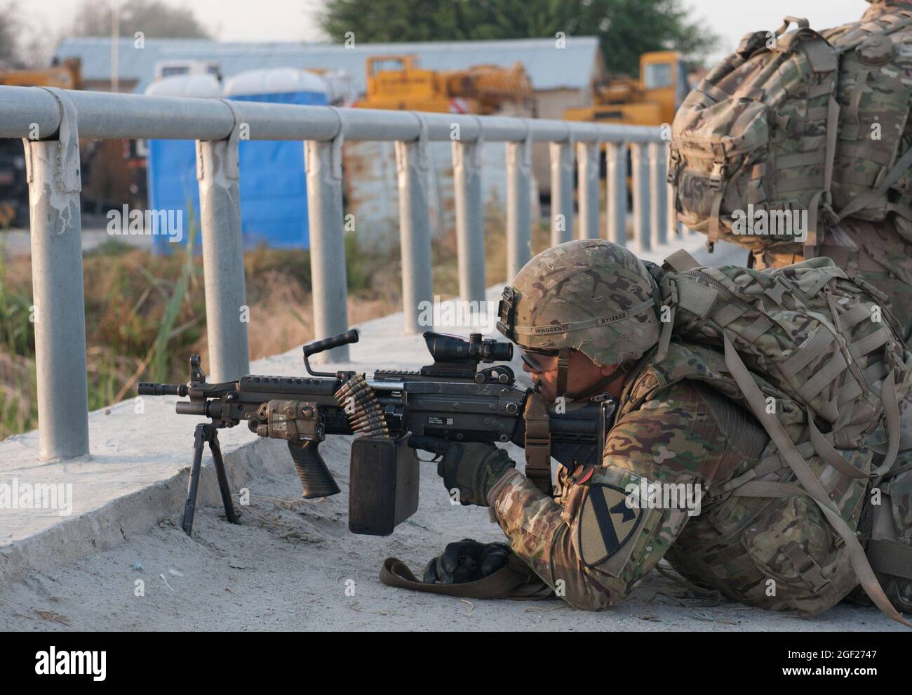 U.S. Army PFC. Shaun Innocenti, aus Grove, Okla., ein Kader-automatischer Waffenschütze mit Truppe B, 4. Squadron, 9. Kavallerieregiment, 2. Brigade-Kampfteam, 1. Kavalleriedivision, zieht während einer Anwesenheitspatrouille um die Vorwärtsoperationsbasis Fenty, Provinz Nangarhar, Afghanistan, 22. August 2013. Der Zweck der morgendlichen Patrouille war es, die Sicherheit von Fentys Umkreis zu überprüfen und die lokale Bevölkerung zu engagieren. (USA Foto der Armee-Nationalgarde von Sgt. Margaret Taylor, 129. Mobile Public Affairs Detachment/FREIGEGEBEN) Stockfoto