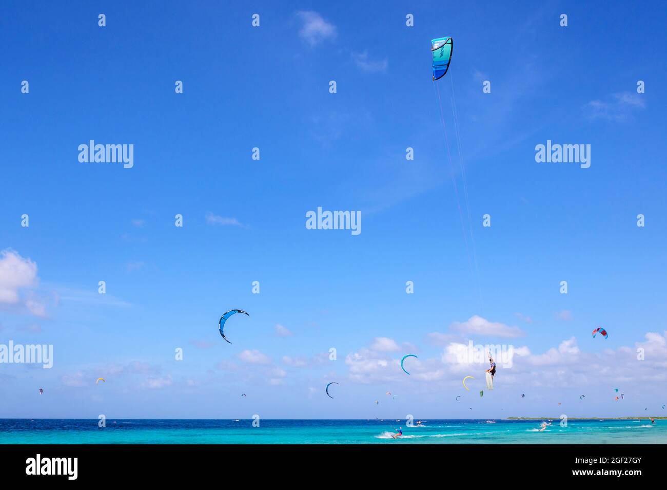 Kitesurfen und Springen in der Luft in Bonaire, niederländische Karibik. Stockfoto