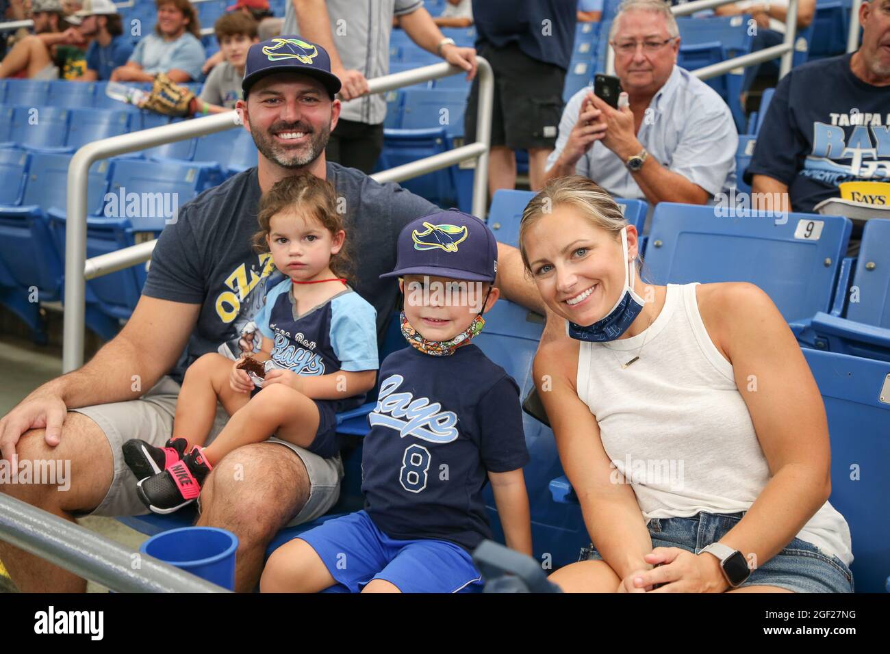 St. Petersburg, Florida. USA; EINE junge Familie genießt einen Nachmittag im Ballpark während eines Baseballspiels der Major League zwischen den Tampa Bay Rays und dem Stockfoto